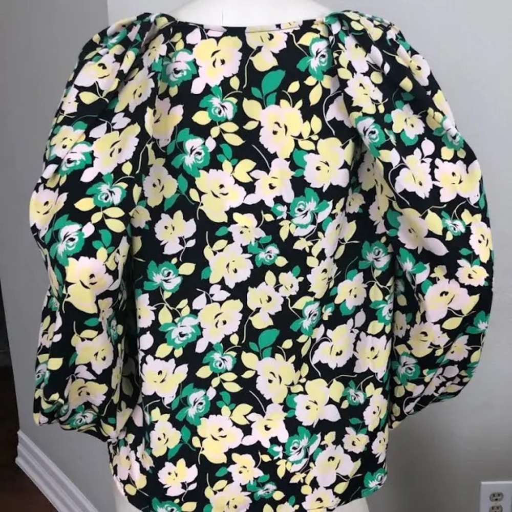 Floral Blouse 💛🍃 - Picture 2 of 2
